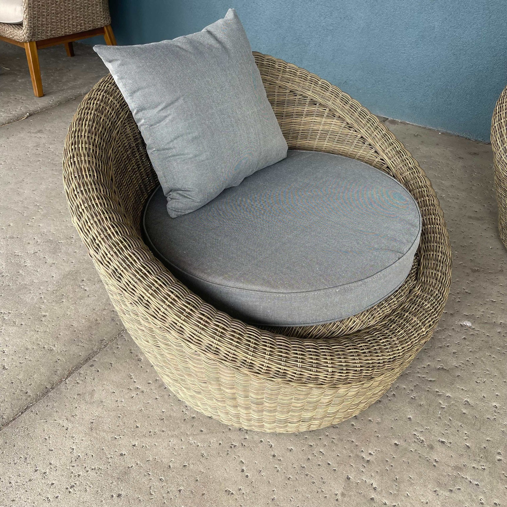 Pismo Gray Outdoor Seating Group w/ Coffee Table / 4pc - Ornate Home