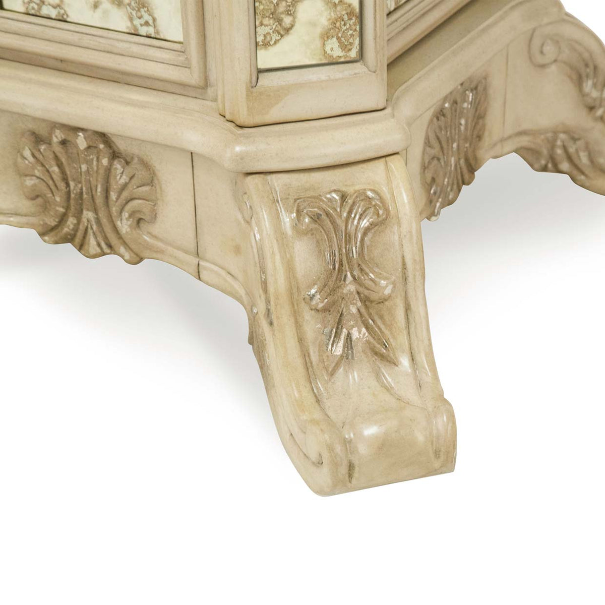 Platine de Royale Champagne Round Dining Table