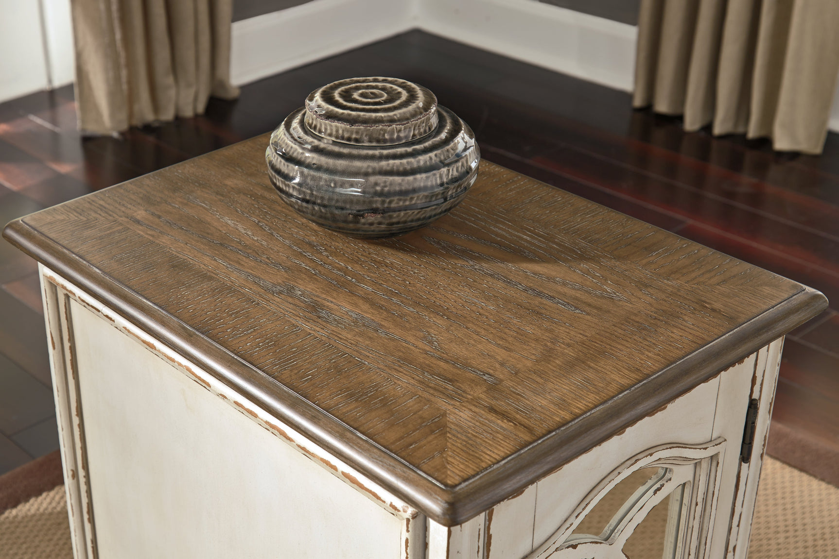 Realyn Chairside End Table (Online Special Price) - Ornate Home