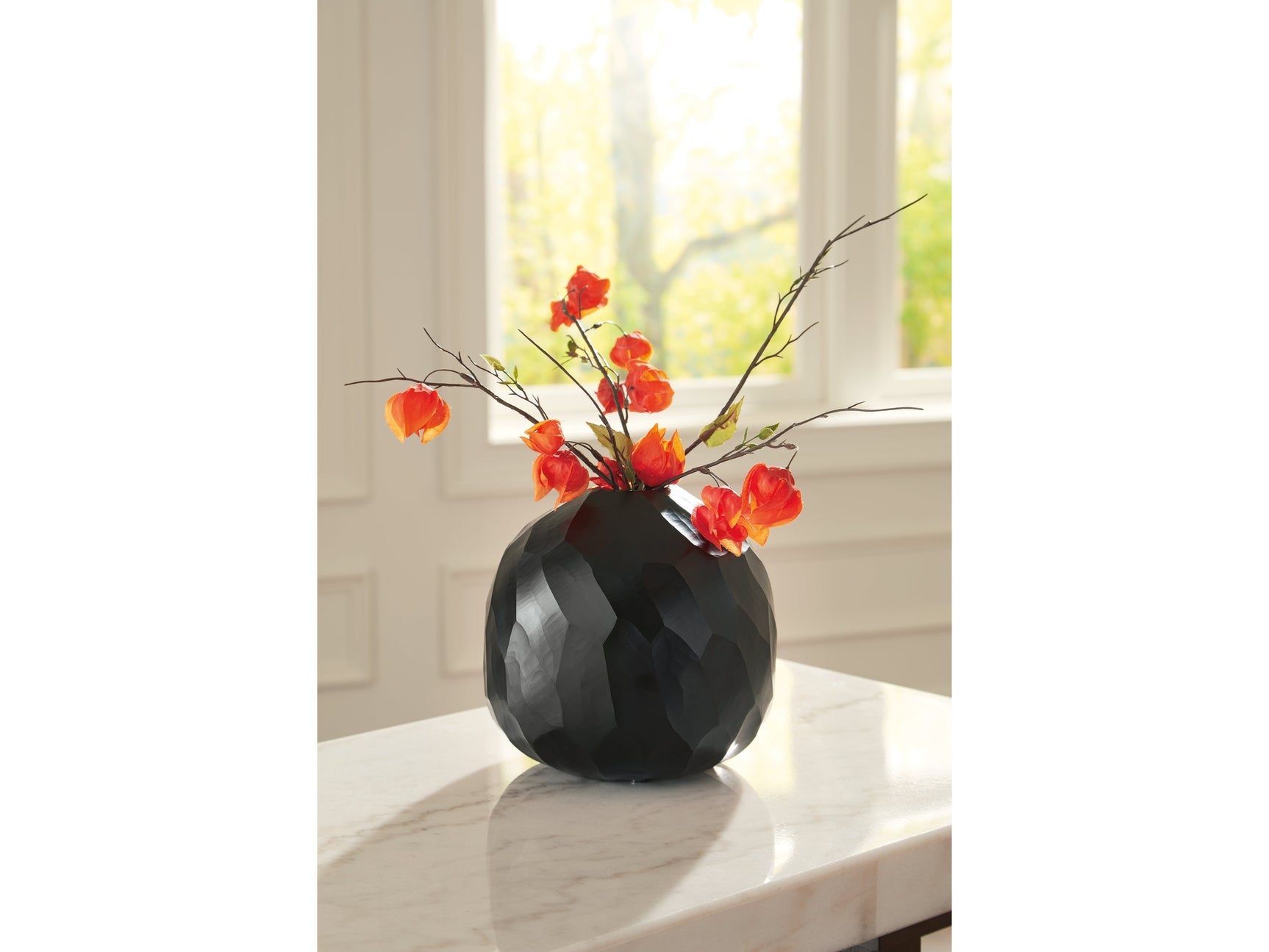 Ryanford Black Vase (Globe) - Ornate Home