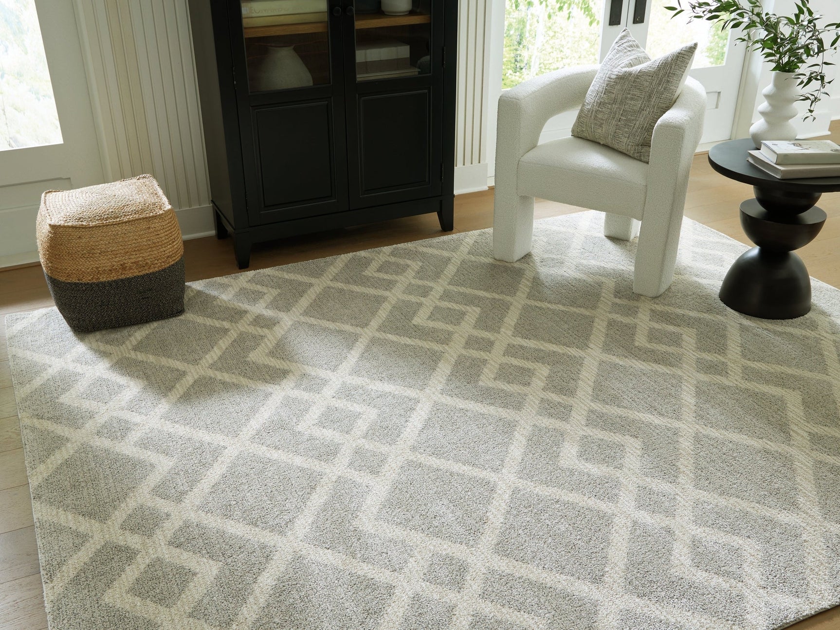 Unawick Gray/Ivory Large Rug (Online Special Price) - Ornate Home