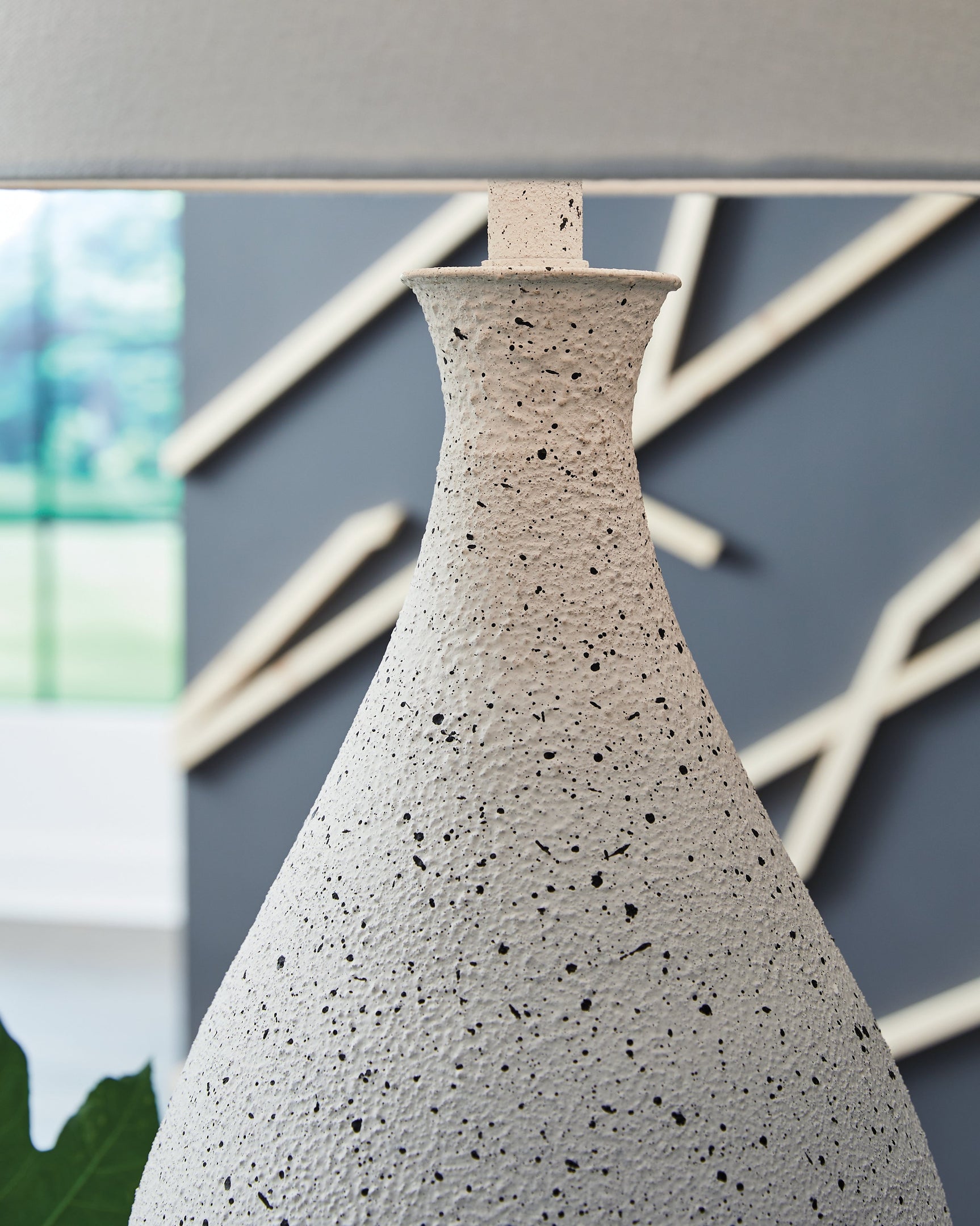 Wyattford White/Black Metal Table Lamp (1/CN) (Online Special Price) - Ornate Home