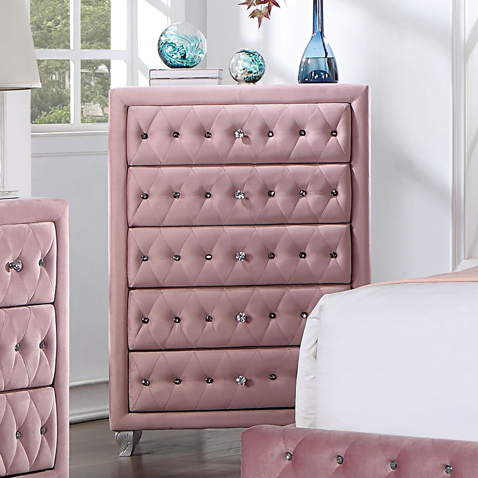 Zohar Pink 5 Pc. Queen Bedroom Set w/ Chest - Ornate Home