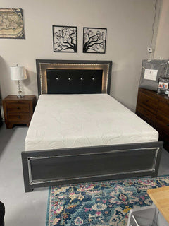 Lodanna Gray Queen Panel Bed w/ LED Bedroom Set / 4pc - Ornate Home