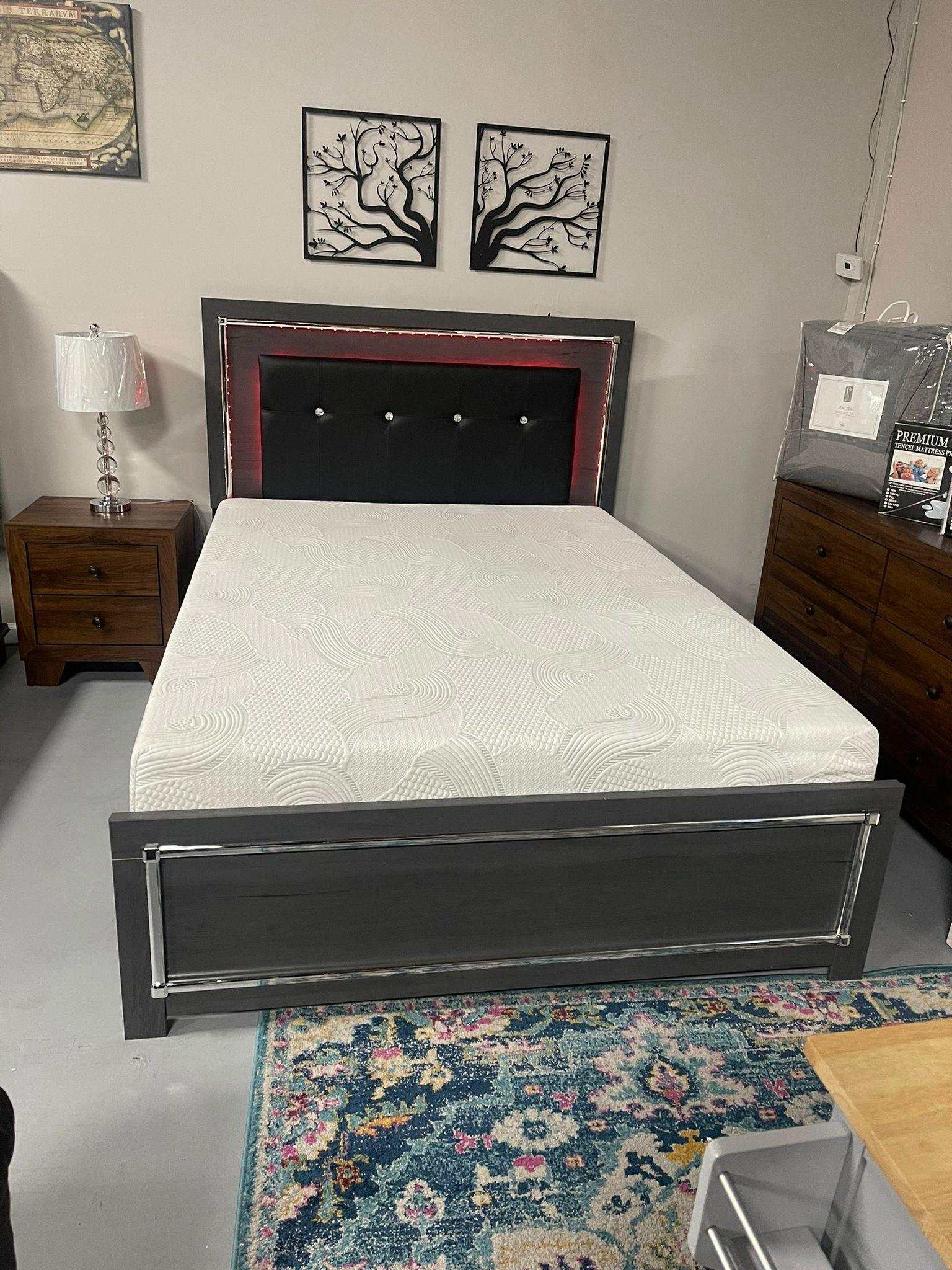 Lodanna Gray Queen Panel Bed w/ LED Bedroom Set / 4pc - Ornate Home
