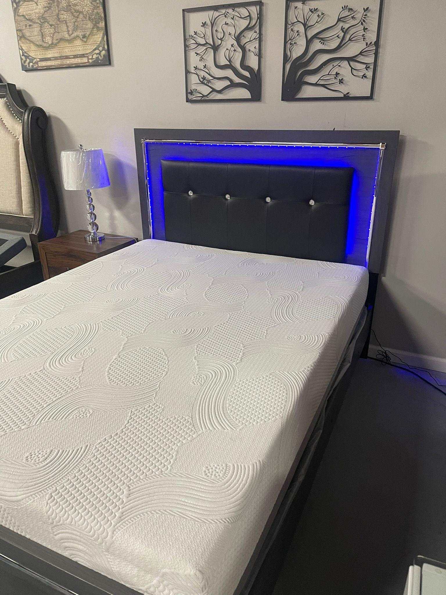 Lodanna Gray Queen Panel Bed w/ LED Bedroom Set / 4pc - Ornate Home